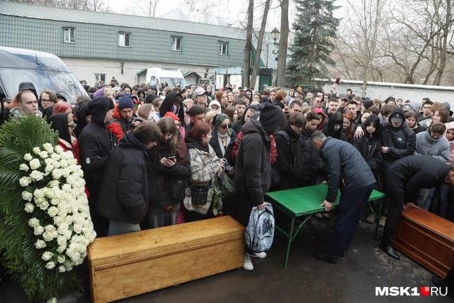 Десятки фанатов Паши Техника с самого утра собрались у храма, где пройдет прощание с ним | Источник: Дмитрий Толстошеев / MSK1.RU