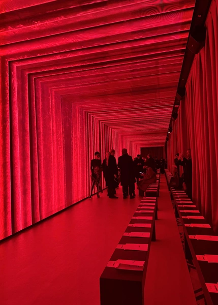 Alexis Mabille: Самый обескураживающий показ Недели высокой моды, весна 2026 — без моделей и без одежды | marieclaire.kz