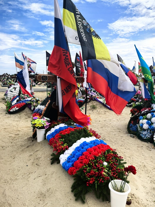 Видно, что большинство могил навещают | Источник: Анастасия Шевякова / 86.RU