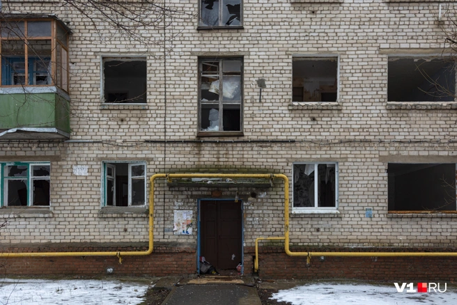 Большинство окон сегодня даже не заколочены | Источник: Константин Завриков / V1.RU