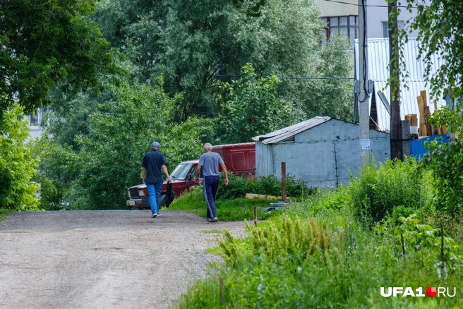 Идут что-то обсуждать за гаражом | Источник: Булат Салихов / UFA1.RU