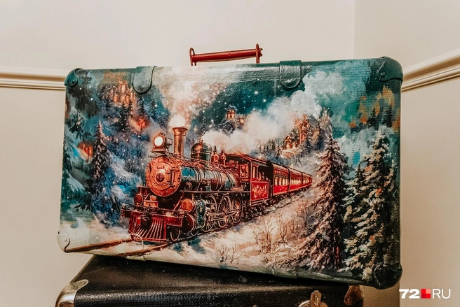 Во все поездки мастерица берет с собой рукодельный чемоданчик: когда в дороге есть свободная минутка — трудится над созданием новых авторских игрушек | Источник: Илья Чикотин / 72.RU