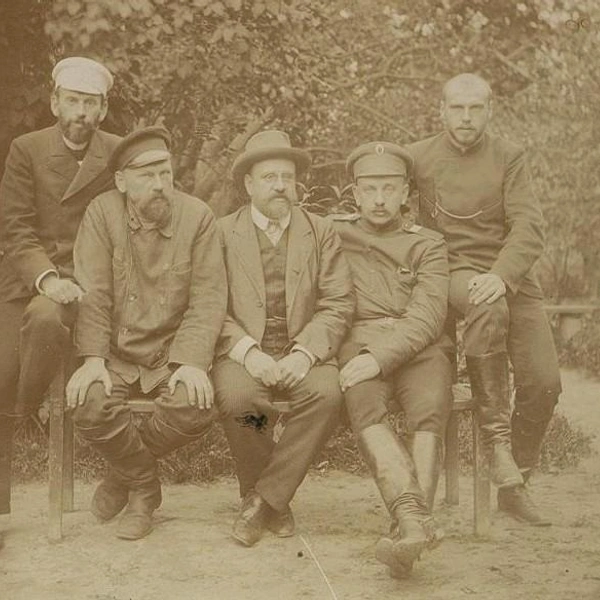 Пять братьев Толстых (Лев, Илья, Сергей Андрей, Михаил) перед отъездом на войну Андрея. 1904 г. Государственный музей-заповедник Л.&nbsp;Н.&nbsp;Толстого | Источник: пресс-служба «Росфото»