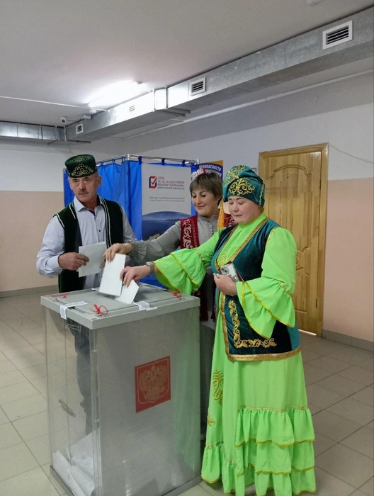 Некоторые избиратели пришли в национальных костюмах | Источник: Общественный штаб по наблюдению за выборами в Иркутской области / T.me