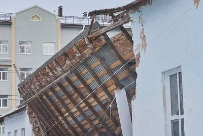 В Туле на Октябрьской обрушилась крыша заброшенного дома