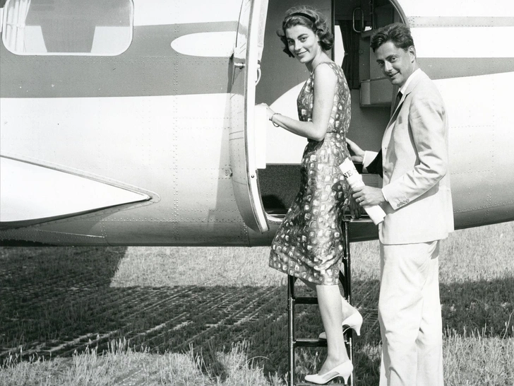Умберто Аньелли, младший брат Джанни, со своей молодой женой Донной Антонеллой Беки Пьяджо садится в частный самолет в Пизе, 1950-е