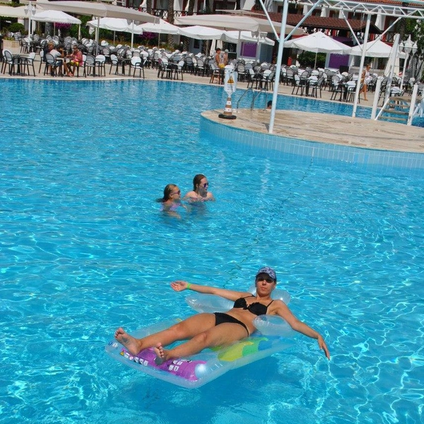 Один из любимых видов отдыха у всех уставших от бешеного рабочего графика — лежать на солнышке и ничего не делать | Источник: Ольга Лифанова / vk.com