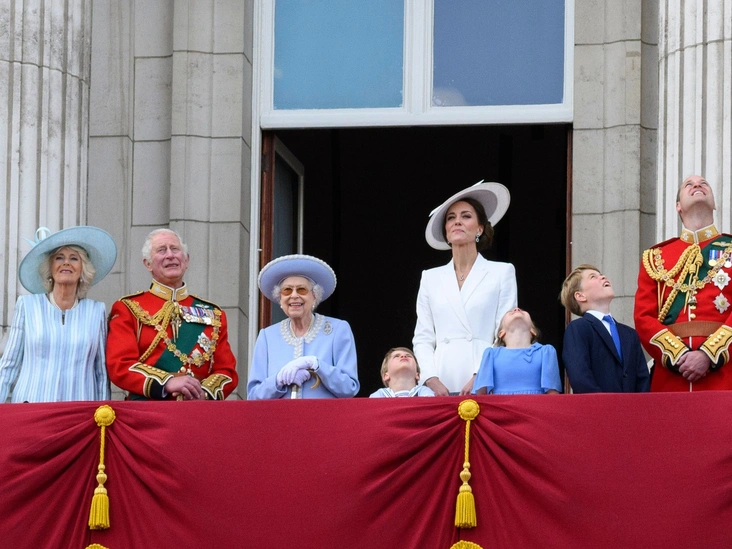 Британская королевская семья на балконе Букингемского дворца во время парада Trooping of the Colour, 2 июня 2022