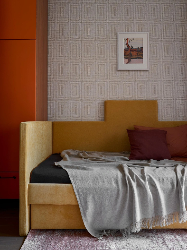 Диван и шкаф изготовлены на заказ по эскизам дизайнера. Ковер, Kover.ru. | Источник: Ник Руденко. Стиль: Людмила Кришталева, Елена Середа 