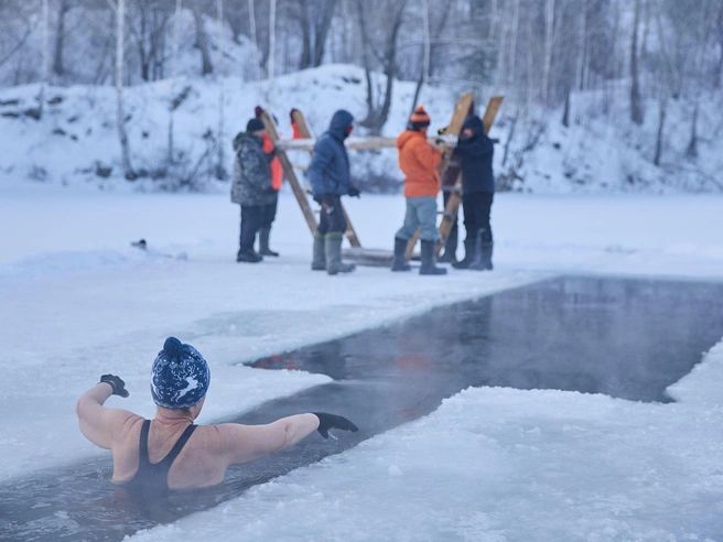 Получив инструктаж от спасателей, участники приступили к купанию. | Источник: Александр Ощепков / NGS.RU