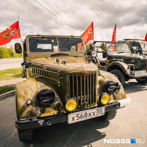 Большинство водителей прикрепили к своим авто флаги | Источник: Кирилл Башинский / NGS55.RU