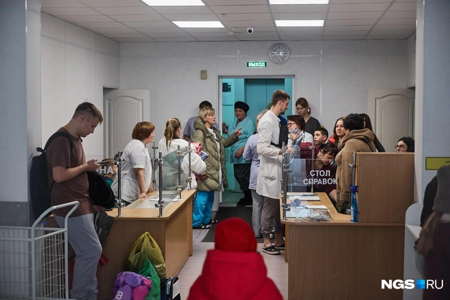 В корпусе «Мать и дитя» родители искали своих детей, чтобы забрать домой | Источник: Александр Ощепков / NGS.RU