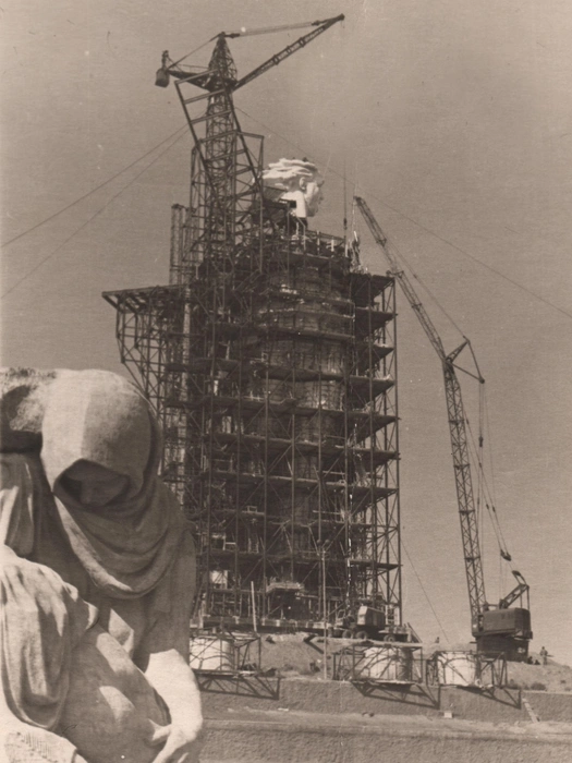 Завершающий этап строительства памятника-ансамбля «Героям Сталинградской битвы» на Мамаевом кургане. Демонтаж строительных лесов с главного монумента, 1965 год | Источник: музей-заповедник «Сталинградская битва»