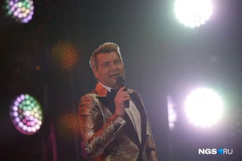 Пиджак у Баскова, конечно, зачетный! Разглядеть все эти детали из зала не удалось | Источник: Андрей Бортко / NGS.RU