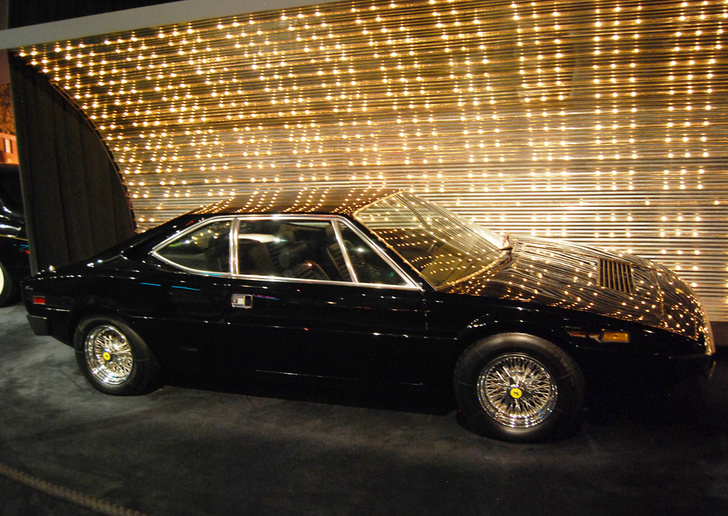 Одним из последних автомобилей Элвиса стал среднемоторный шестицилиндровый Ferrari. Пресли купил его в 1976 году, причем в слегка б/у состоянии. Очередная прихоть звезды. Тем кому повезло оказаться в пассажирском кресле черного «Феррари» утверждали, что Эл