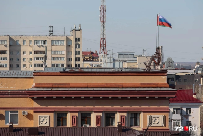 Как узнать, что здание построили в советские годы? Иногда можно найти на них серпы и молоты на фасаде | Источник: Ирина Шарова / 72.RU