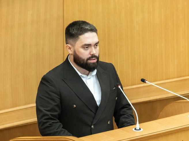 Рант Краев представляет в ЗакСо «Новых людей» | Источник: Владислав Лоншаков / E1.RU