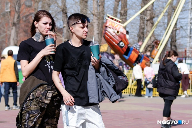 Теплый день многие решили провести в городском парке | Источник: Варвара Фролова / NGS70.RU