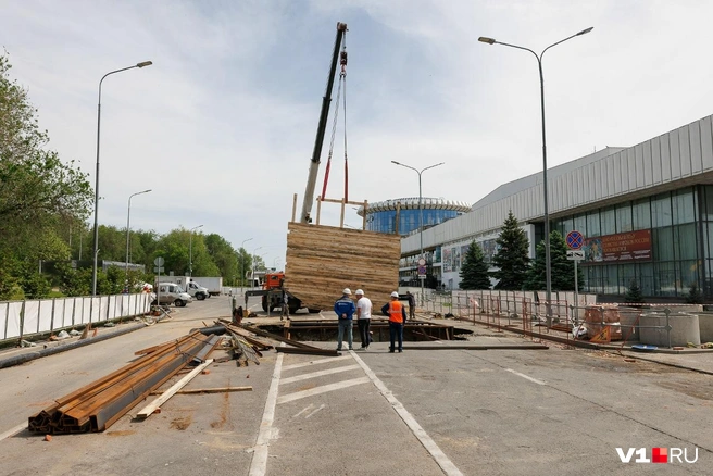 Огромный провал с фекальными стоками в глубине постепенно превращается в стройплощадку | Источник: Алексей Волхонский / V1.RU