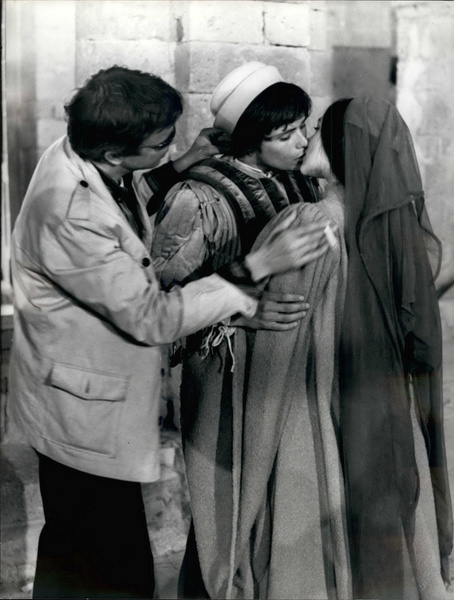 Франко Дзеффирелли с Леонардом Уайтингом и Оливией Хасси на съемках «Ромео и Джульетты», 1968 год