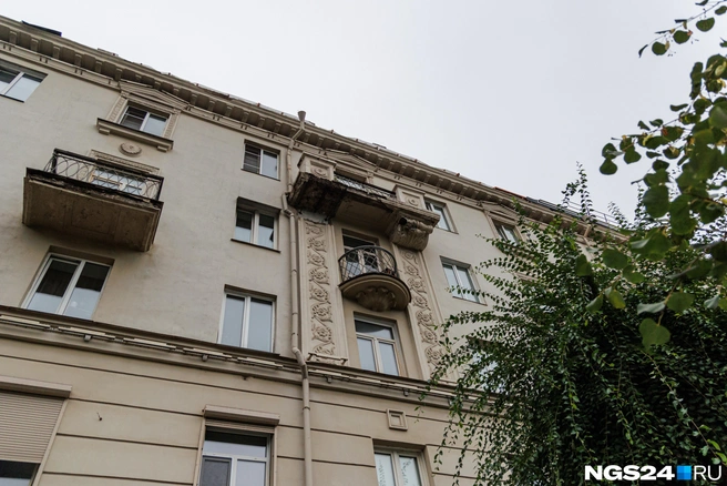 Жильцы говорят, что этот дом строили военнопленные&nbsp;— японцы или немцы | Источник: Мария Ленц / NGS24.RU
