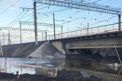 Река Власиха вышла из берегов, затопив пешеходные мосты