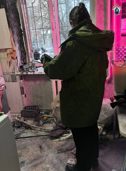 Все случилось в этой квартире, сейчас здесь работают следователи