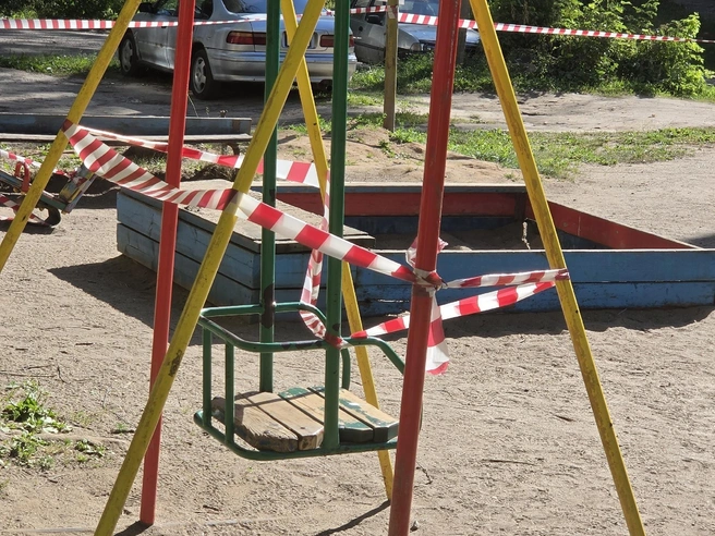 Даже уцелевшую качель демонтировали | Источник: читатель 76.RU