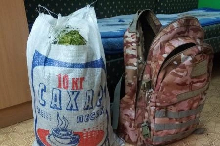 Мешок конопли мужчина вез в рюкзаке | Источник: пресс-служба Управления на транспорте МВД России по УрФО