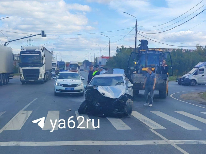 Легковой автомобиль серьёзно пострадал | Источник: Предоставлена читателями YA62.RU