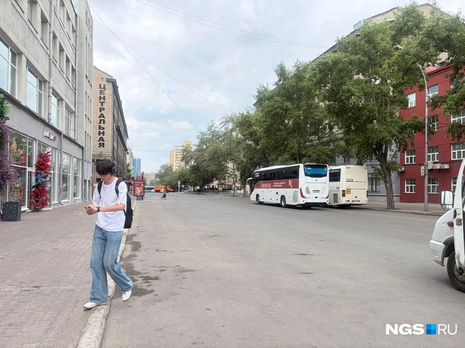 К площади съезжаются организаторы и участники празднования | Источник: Настасья Медведева / NGS.RU