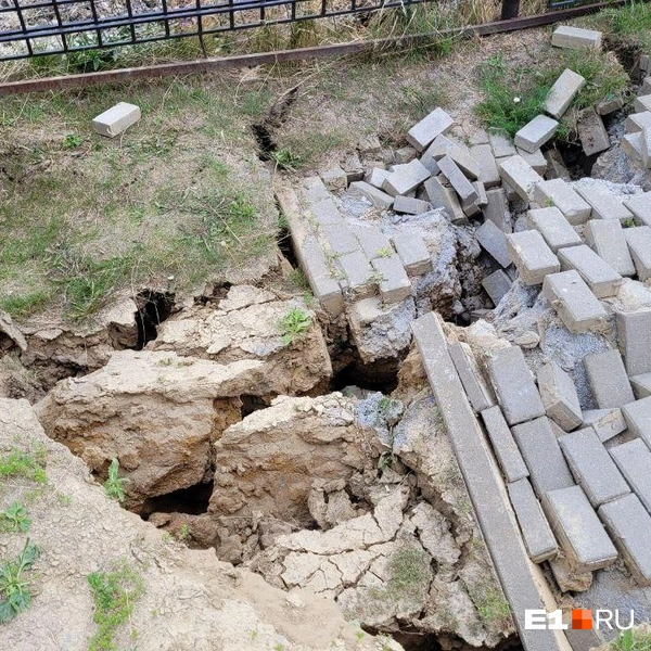 Когда жалобы жильцов наконец были услышаны, разрушения приняли уже угрожающий характер | Источник: Александр Ашбель / E1.RU