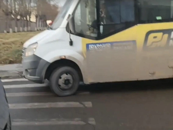 Несколько маршрутных такси замечены на конечной остановке | Источник: «Вдоль по Выборной» / «ВКонтакте»