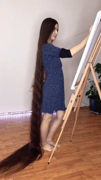 Как выглядит женщина с самыми длинными волосами в мире