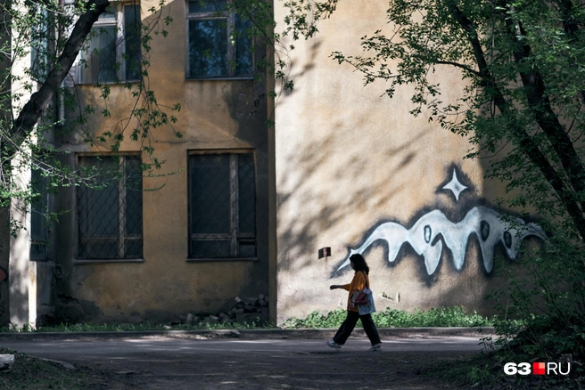 Местные художники тут постарались. Зато, заметьте, окна целы | Источник: Роман Данилкин / 63.RU