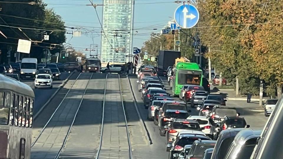 «Возмутительно!» Екатеринбуржцы застряли в адской пробке на ЖБИ