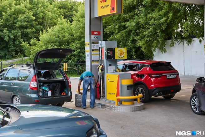 На «Роснефти» топливо, на радость дачникам, могут налить даже в канистру, но ограничения тоже есть | Источник: Александр Ощепков / NGS.RU