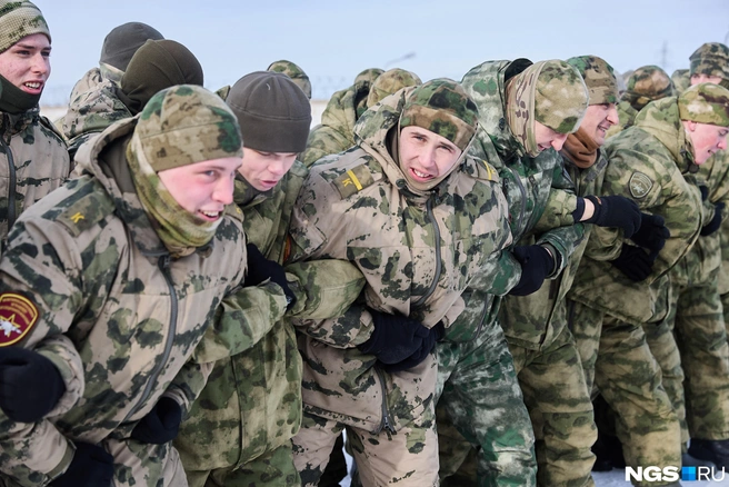 Ближе к концу праздника состоялось состязание «стенка на стенку» | Источник: Александр Ощепков / NGS.RU