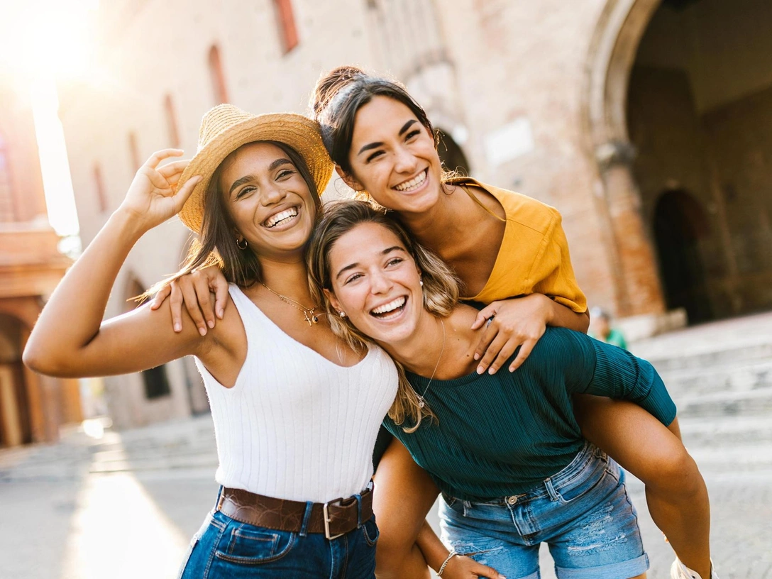 Сияют ярче всех: 6 знаков Зодиака, которые превратят жизнь любого человека в праздник | marieclaire.ru