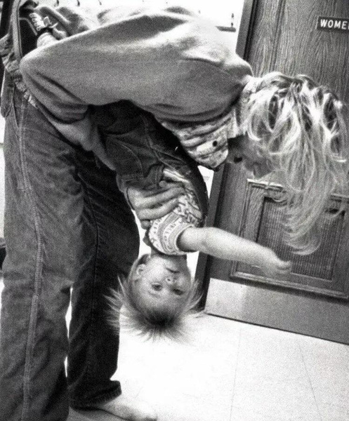 Редкие фото: дочь Курта Кобейна поделилась детскими снимками отца из семейного архива