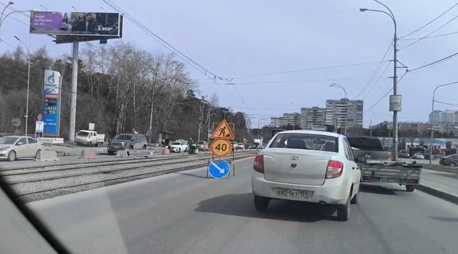 В зоне дорожных работ сужена проезжая часть и действует скоростное ограничение | Источник: читатель E1.RU
