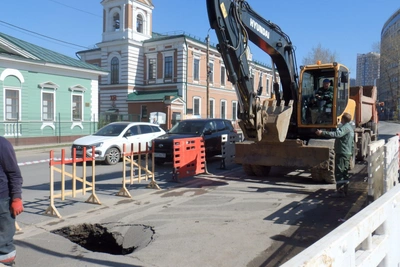 На улице Пушкина в Перми образовалась яма: автобусы объезжают