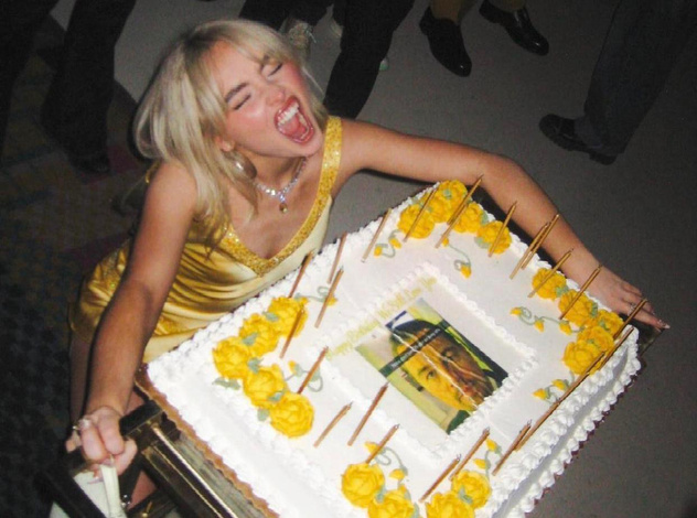 Почему праздничный торт Сабрины Карпентер «взорвал» Интернет? 🎂