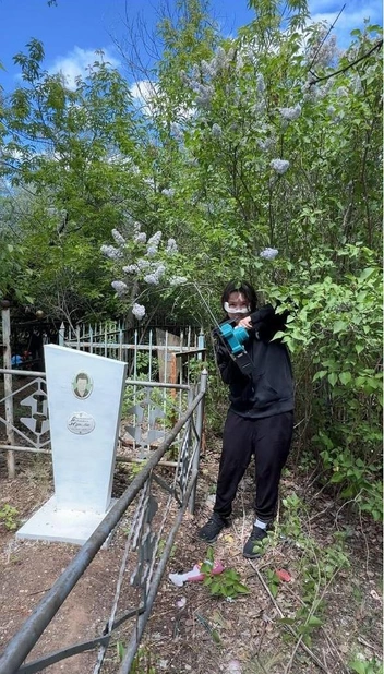 Также Кристина спиливает поросль, которая постепенно повреждает сами захоронения | Источник: Предоставлено героиней материала