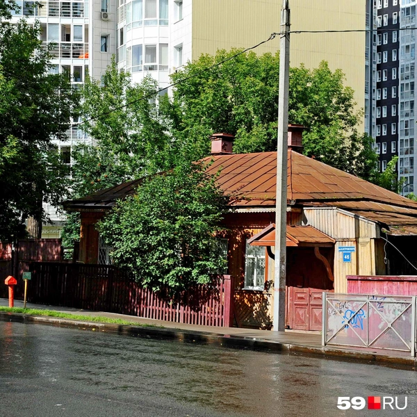 Единственный дом среди новостроек | Источник: Ирина Тропина / 59.RU