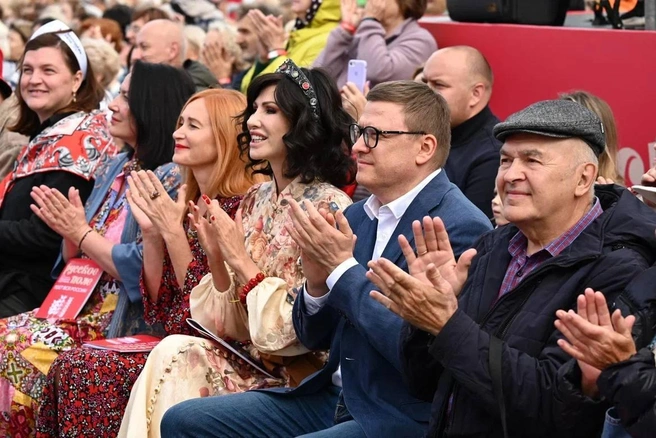 Пели не только участники, а все, кто в этот вечер собрался на набережной под открытым небом  | Источник: Людмила Ковалева / пресс-служба правительства Челябинской области