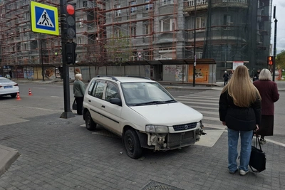 Мазда вылетела на тротуар после ДТП с автобусом в Красноярске