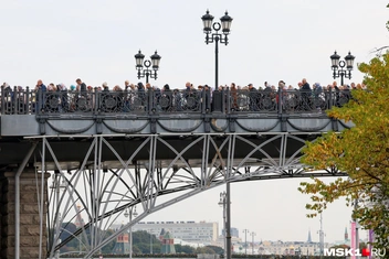 С самого утра на Патриаршем мосту собрались толпы | Источник: Артем Устюжанин / MSK1.RU