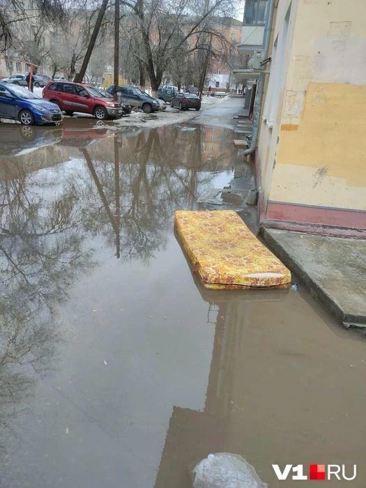 Приходится использовать подручные средства для форсирования водной преграды | Источник: читатели V1.RU