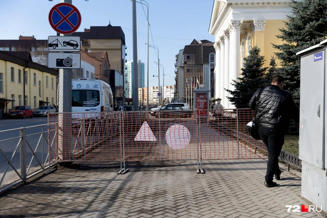 Где нет массивного забора, обойти можно. По газону, но всё же  | Источник: Ирина Шарова / 72.RU 